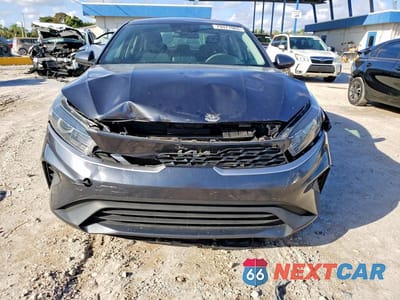 Piąte zdjęcie samochodu w środku: 2023 KIA FORTE LX VIN:3KPF24AD0PE520410 - miniatura