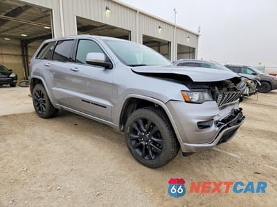 Czwarte zdjęcie samochodu z boku: 2018 JEEP GRAND CHEROKEE LAREDO VIN:1C4RJFAG1JC503894 - miniatura