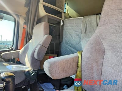 Zdjęcie 6 z 10 samochodu: 2014 VOLVO VNL SEMI TRUCK VIN:4V4NC9TG2EN176153 - miniatura