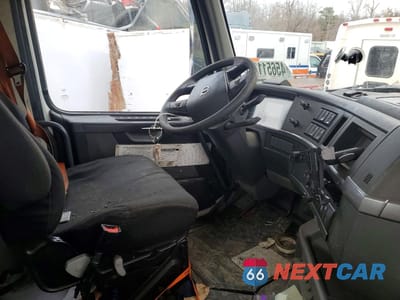 Piąte zdjęcie samochodu w środku: 2022 VOLVO VNR SEMI TRUCK VIN:4V4W19EGXNN285547 - miniatura