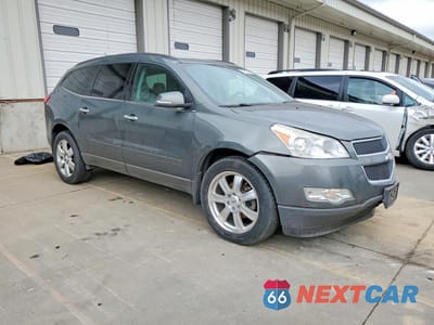 Czwarte zdjęcie samochodu z boku: 2010 CHEV TRAVERSE VIN:1GNLRGED0AJ221513 - miniatura