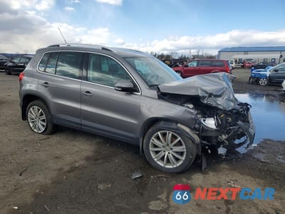 Czwarte zdjęcie samochodu z boku: 2011 VOLKSWAGEN TIGUAN S VIN:WVGBV7AX8BW513703 - miniatura