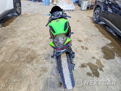 Czwarte zdjęcie samochodu z boku: 2021 KAWASAKI ZX636 K VIN:JKBZXJG19MA016050 - miniatura