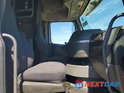 Piąte zdjęcie samochodu w środku: 2021 VOLVO VN VNL VIN:4V4NC9EH1MN272005 - miniatura