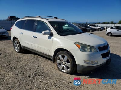 Czwarte zdjęcie samochodu z boku: 2011 CHEVROLET TRAVERSE LTZ VIN:1GNKVLED3BJ256757 - miniatura
