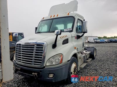 Drugie zdjęcie samochodu z przodu: 2012 FREIGHTLINER CASCADIA SEMI TRUCK VIN:1FUBGADV7CLBJ9856 - miniatura