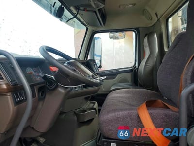 Piąte zdjęcie samochodu w środku: 2018 VOLVO VN VNL VIN:4V4N39TG0JN892592 - miniatura