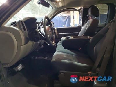 Zdjęcie 7 z 12 samochodu: 2010 CHEVROLET SILVERADO K1500 LS VIN:1GCSKREA9AZ128873 - miniatura