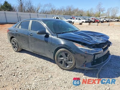 Czwarte zdjęcie samochodu z boku: 2022 HYUNDAI ELANTRA VIN:KMHLM4AG0NU216429 - miniatura