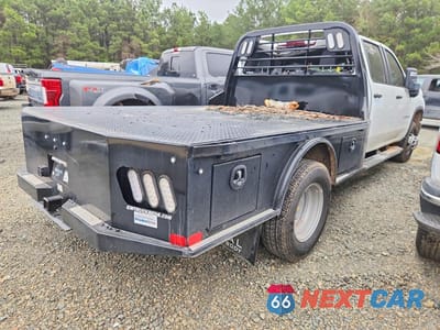 Trzecie zdjęcie samochodu z tyłu: 2025 CHEVROLET SILVERADO HD FLATBED TRUCK VIN:1GB4KSEY6SF180420 - miniatura