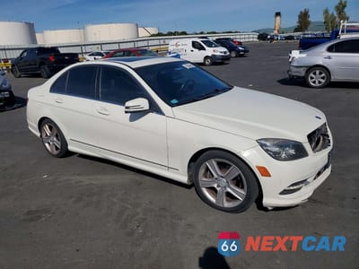 Czwarte zdjęcie samochodu z boku: 2011 MERCEDES-BENZ C 300 VIN:WDDGF5EB4BA513002 - miniatura