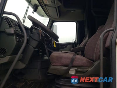 Piąte zdjęcie samochodu w środku: 2019 VOLVO VNL SEMI TRUCK VIN:4V4NC9EH1KN197237 - miniatura