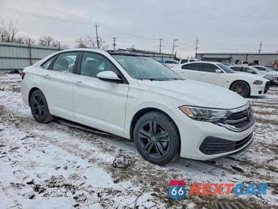 Czwarte zdjęcie samochodu z boku: 2024 VOLKSWAGEN JETTA SE VIN:3VW7M7BU0RM067118 - miniatura