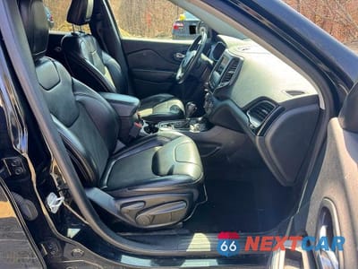 Piąte zdjęcie samochodu w środku: 2019 JEEP CHEROKEE LATITUDE PLUS VIN:1C4PJMLB3KD417575 - miniatura