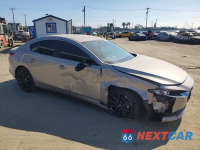 Czwarte zdjęcie samochodu z boku: 2025 MAZDA 3 SELECT SPORT VIN:JM1BPABM0S1769010 - miniatura