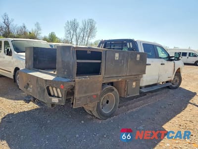 Trzecie zdjęcie samochodu z tyłu: 2023 FORD F350 SUPER DUTY FLATBED TRUCK VIN:1FD8W3HTXPEC81833 - miniatura