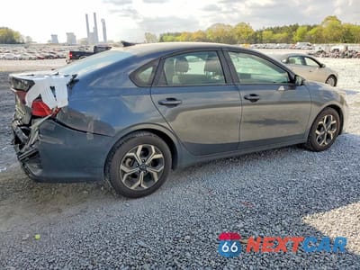 Trzecie zdjęcie samochodu z tyłu: 2021 KIA FORTE LXS VIN:3KPF24AD9ME325112 - miniatura
