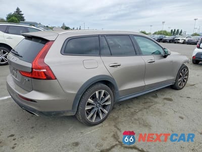 Trzecie zdjęcie samochodu z tyłu: 2021 VOLVO V60 CROSS COUNTRY T5 MOMENTUM VIN:YV4102WK4M1067822 - miniatura