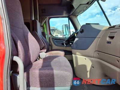 Piąte zdjęcie samochodu w środku: 2018 FREIGHTLINER CASCADIA 125 SEMI TRUCK VIN:1FUJGLDR7JLJL4720 - miniatura