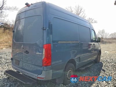 Trzecie zdjęcie samochodu z tyłu: 2019 MERCEDES BENZ SPRINTER 2500 DELIVERY VAN VIN:WD4PF0CD7KP047957 - miniatura