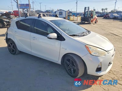 Czwarte zdjęcie samochodu z boku: 2012 TOYOTA PRIUS C ONE VIN:JTDKDTB30C1526598 - miniatura