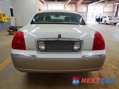 Zdjęcie 6 z 11 samochodu: 2004 LINCOLN TOWN CAR EXECUTIVE VIN:1LNHM81WX4Y672630 - miniatura