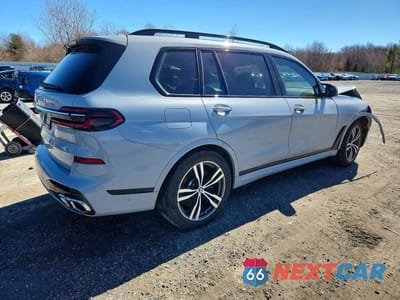 Trzecie zdjęcie samochodu z tyłu: 2025 BMW X7 M60I VIN:5UX33EM08S9X10045 - miniatura