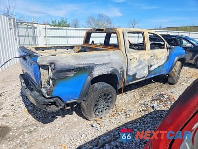 Trzecie zdjęcie samochodu z tyłu: 2025 CHEVROLET COLORADO TRAIL BOSS VIN:1GCPTEEK0S1221138 - miniatura