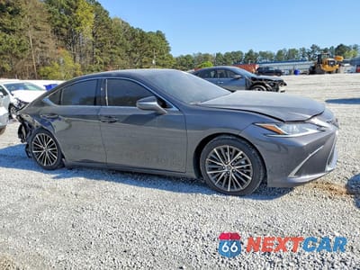 Czwarte zdjęcie samochodu z boku: 2025 LEXUS ES 350 BASE VIN:58ADZ1B19SU220417 - miniatura