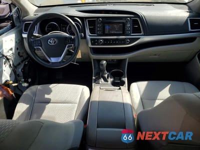 Zdjęcie 8 z 14 samochodu: 2018 TOYOTA HIGHLANDER LE VIN:5TDZARFH1JS034873 - miniatura