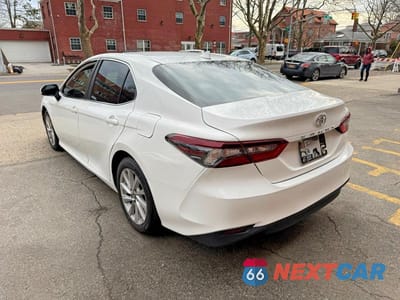 Trzecie zdjęcie samochodu z tyłu: 2021 TOYOTA CAMRY LE VIN:4T1C11AK1MU598688 - miniatura