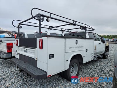 Trzecie zdjęcie samochodu z tyłu: 2021 CHEVROLET SILVERADO UTILITY / SERVICE TRUCK VIN:1GB4YSEY6MF242545 - miniatura