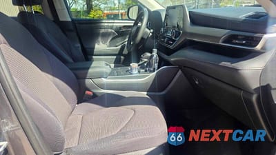 Piąte zdjęcie samochodu w środku: 2021 TOYOTA HIGHLANDER L VIN:5TDCZRAH2MS064913 - miniatura