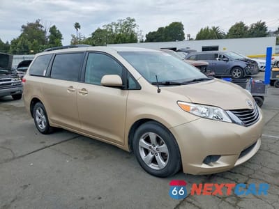 Czwarte zdjęcie samochodu z boku: 2014 TOYOTA SIENNA LE 8-PASSENGER VIN:5TDKK3DC4ES503754 - miniatura