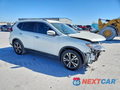 Czwarte zdjęcie samochodu z boku: 2019 NISSAN ROGUE SV VIN:5N1AT2MT4KC766189 - miniatura