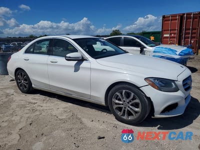 Czwarte zdjęcie samochodu z boku: 2017 MERCEDES-BENZ C 300 VIN:55SWF4JB1HU224731 - miniatura