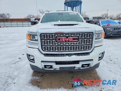 Piąte zdjęcie samochodu w środku: 2019 GMC SIERRA K2500 DENALI VIN:1GT12SEY6KF144192 - miniatura