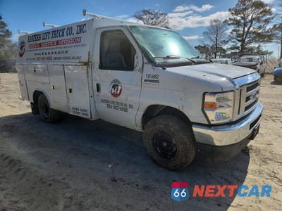 Czwarte zdjęcie samochodu z boku: 2023 FORD ECONOLINE E350 SUPER DUTY CUTAWAY VAN VIN:1FDWE3FK1PDD15149 - miniatura