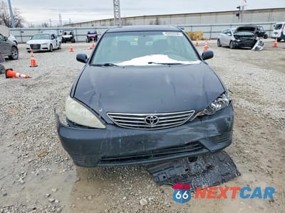 Piąte zdjęcie samochodu w środku: 2005 TOYOTA CAMRY LE VIN:4T1BE32K25U621276 - miniatura