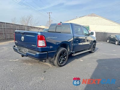 Czwarte zdjęcie samochodu z boku: 2023 RAM 1500 BIG HORN VIN:1C6RRFFG0PN529196 - miniatura