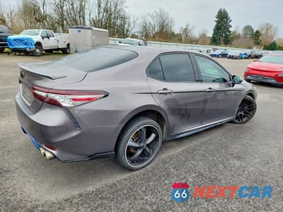Trzecie zdjęcie samochodu z tyłu: 2018 TOYOTA CAMRY XSE VIN:4T1B61HK6JU523113 - miniatura