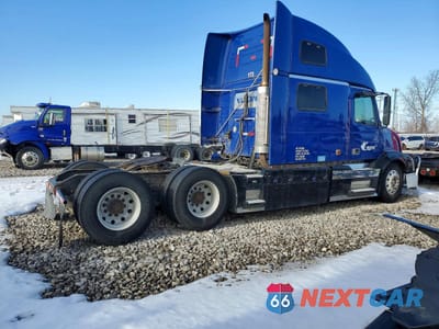 Czwarte zdjęcie samochodu z boku: 2005 VOLVO VN VNL - SEMI TRUCK VIN:4V4NC9GH55N373210 - miniatura