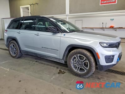 Czwarte zdjęcie samochodu z boku: 2023 JEEP GRAND CHEROKEE TRAILHAWK 4XE VIN:1C4RJYC68P8903611 - miniatura