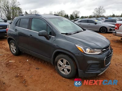 Czwarte zdjęcie samochodu z boku: 2020 CHEVROLET TRAX 1LT VIN:3GNCJLSB4LL238796 - miniatura