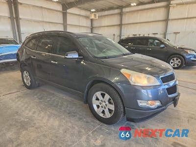 Czwarte zdjęcie samochodu z boku: 2011 CHEVROLET TRAVERSE LT VIN:1GNKVGED7BJ288313 - miniatura
