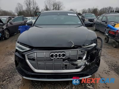 Piąte zdjęcie samochodu w środku: 2022 AUDI E-TRON PREMIUM VIN:WA1AAAGE1NB005612 - miniatura