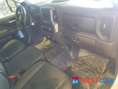 Zdjęcie 8 z 11 samochodu: 2022 CHEVROLET SILVERADO HD TRUCK CAB AND CHASSIS VIN:1GB3WRE74NF187693 - miniatura