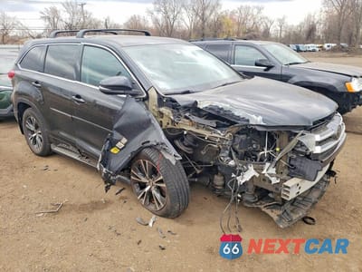 Czwarte zdjęcie samochodu z boku: 2018 TOYOTA HIGHLANDER LE VIN:5TDBZRFH0JS494052 - miniatura