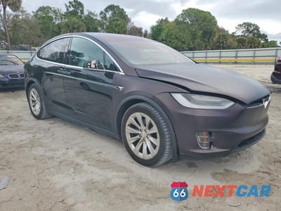 Czwarte zdjęcie samochodu z boku: 2018 TESLA MODEL X VIN:5YJXCDE22JF121672 - miniatura