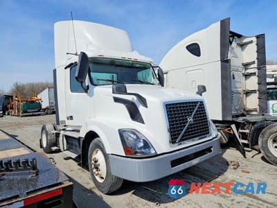 2017 VOLVO VNL SEMI TRUCK 4V4N39TGXHN988160 - główne zdjęcie licytacji z USA - miniatura